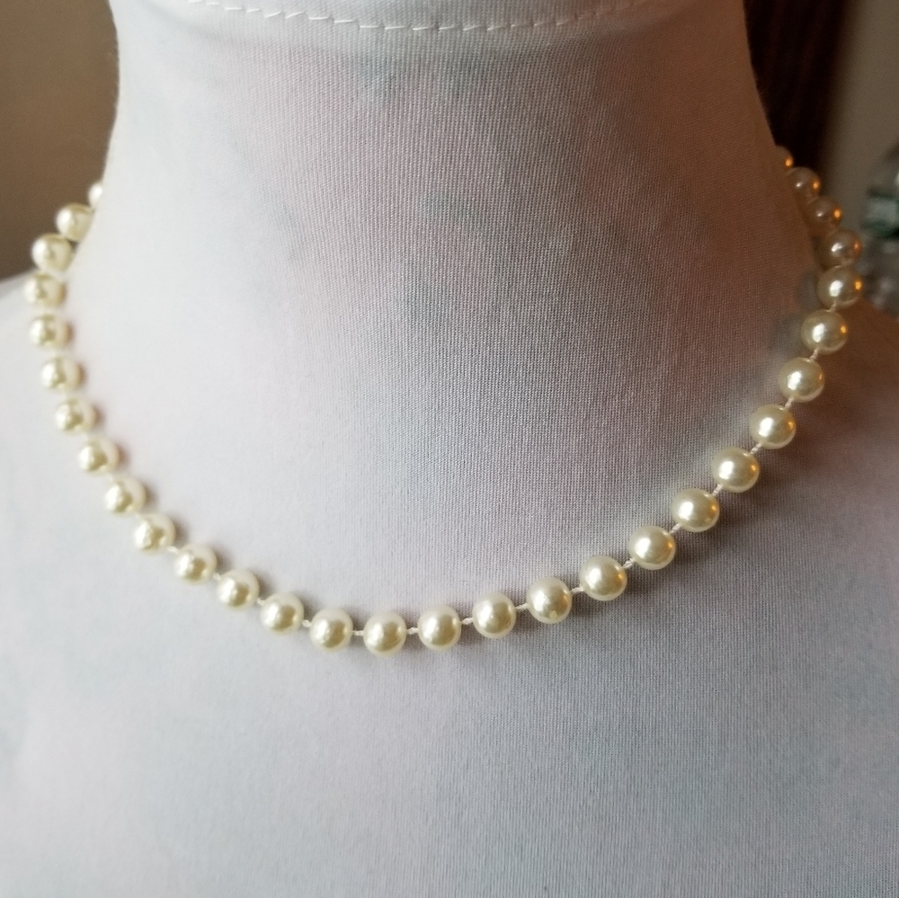 Relisted -Vintage faux pearl necklace white - Picture 2 of 10